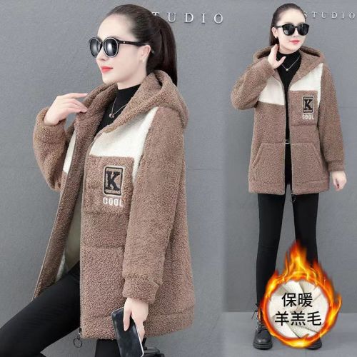 Color-blocked Mid-Length Lambswool Embroidered Coat for Women — Stylish Autumn/Winter Design, New Korean-Style, Loose Fit, Integrated Faux Fur and Thickened Velvet