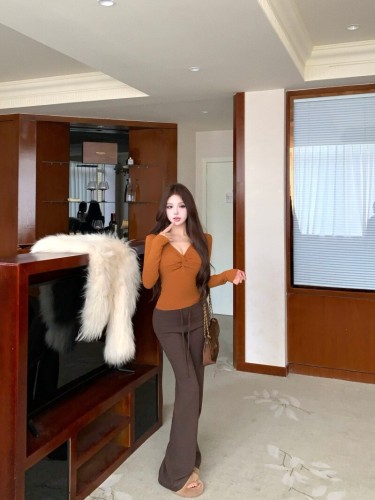 Photographed Korean-style slimming and slender pure desire spicy girl long-sleeved V-neck base shirt + high-waisted drawstring bell-bottom pants