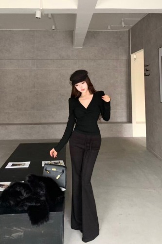 Photographed Korean-style slimming and slender pure desire spicy girl long-sleeved V-neck base shirt + high-waisted drawstring bell-bottom pants