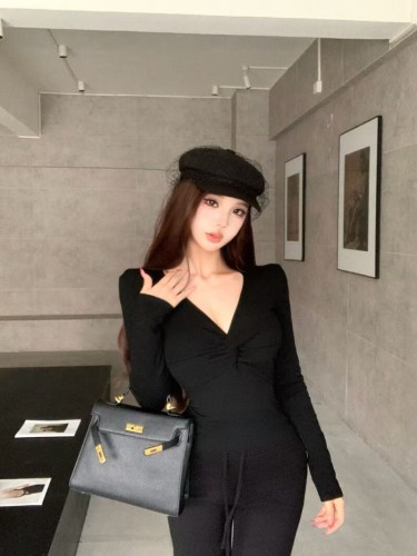 Photographed Korean-style slimming and slender pure desire spicy girl long-sleeved V-neck base shirt + high-waisted drawstring bell-bottom pants