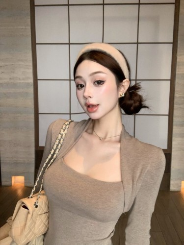 Real-shot Korean-style slim-fit, figure-flattering, stylish faux two-piece T-shirt with a square neckline and long sleeves—perfect as a versatile base layer.