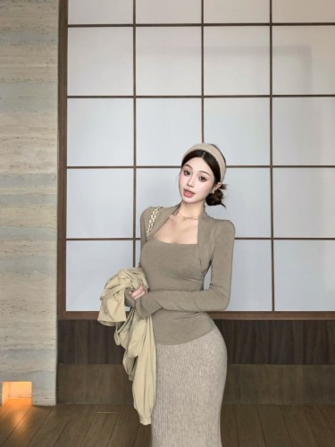 Real-shot Korean-style slim-fit, figure-flattering, stylish faux two-piece T-shirt with a square neckline and long sleeves—perfect as a versatile base layer.
