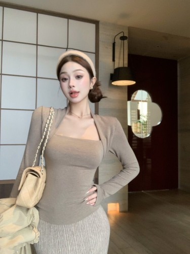 Real-shot Korean-style slim-fit, figure-flattering, stylish faux two-piece T-shirt with a square neckline and long sleeves—perfect as a versatile base layer.