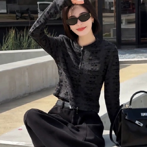 A complete set of lightweight luxury high-end youthful and stylish black and gray knit sweater set for the fall of 2025