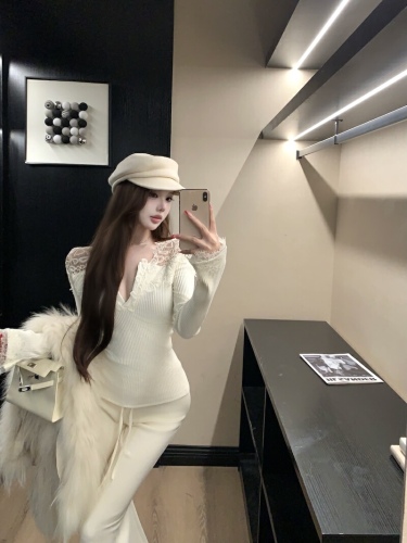 Real-shot Korean-style slim-fit, figure-flattering, sexy lace-mesh V-neck long-sleeved bottoming shirt with high-waisted drawstring flared pants.