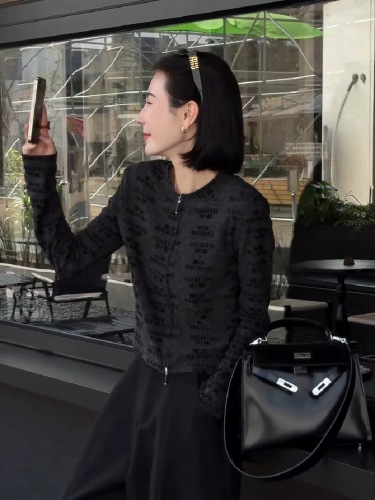 A complete set of lightweight luxury high-end youthful and stylish black and gray knit sweater set for the fall of 2025