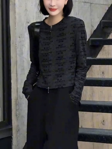 A complete set of lightweight luxury high-end youthful and stylish black and gray knit sweater set for the fall of 2025