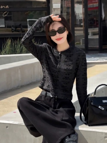 A complete set of lightweight luxury high-end youthful and stylish black and gray knit sweater set for the fall of 2025