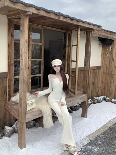 Real-shot Korean-style slim-fit, figure-flattering, sexy lace-mesh V-neck long-sleeved bottoming shirt with high-waisted drawstring flared pants.