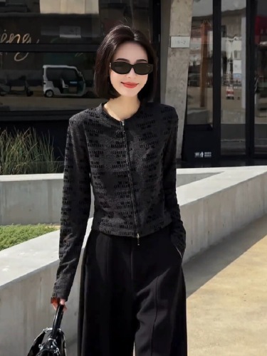 A complete set of lightweight luxury high-end youthful and stylish black and gray knit sweater set for the fall of 2025