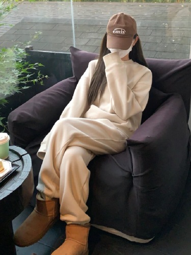 High-end, influencer-approved autumn/winter fleece-lined, thickened hoodie set for women—casual European-style streetwear sportswear two-piece set with a chic, Western flair.