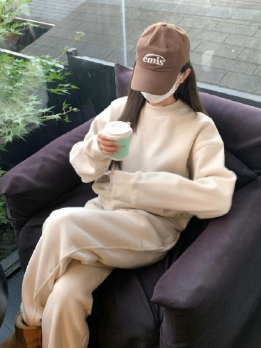 High-end, influencer-approved autumn/winter fleece-lined, thickened hoodie set for women—casual European-style streetwear sportswear two-piece set with a chic, Western flair.