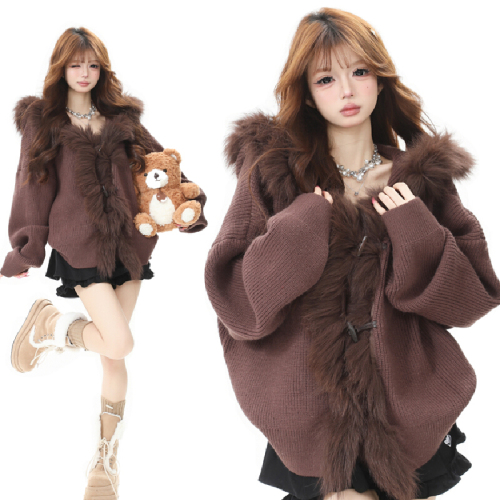 American-style designer oversized hooded knitted sweater with fur collar—women's autumn/winter elegant, laid-back, and loose-fitting outerwear.