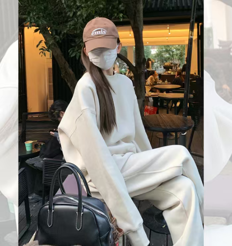 High-end, influencer-approved autumn/winter fleece-lined, thickened hoodie set for women—casual European-style streetwear sportswear two-piece set with a chic, Western flair.