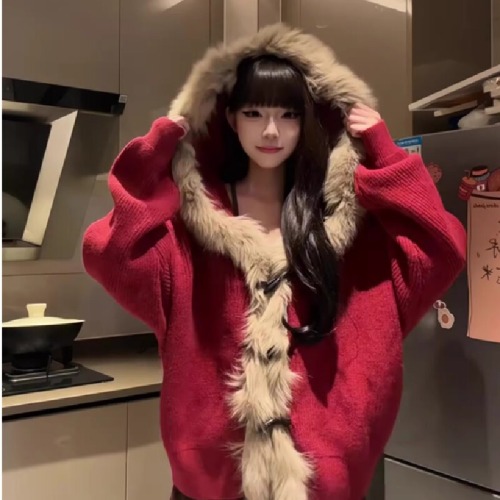 American-style designer oversized hooded knitted sweater with fur collar—women's autumn/winter elegant, laid-back, and loose-fitting outerwear.