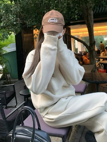 High-end, influencer-approved autumn/winter fleece-lined, thickened hoodie set for women—casual European-style streetwear sportswear two-piece set with a chic, Western flair.