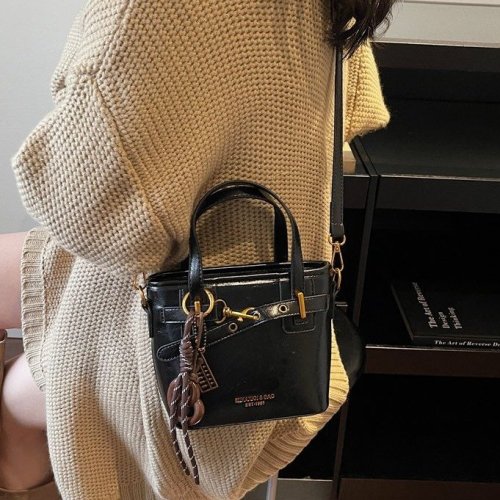 Lifestyle beautiful trendy handbag autumn new personality Ins shoulder bag texture simple stylish crossbody bag
