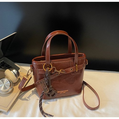 Lifestyle beautiful trendy handbag autumn new personality Ins shoulder bag texture simple stylish crossbody bag