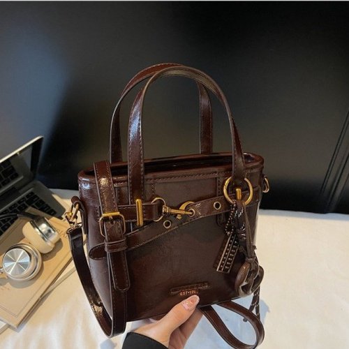 Lifestyle beautiful trendy handbag autumn new personality Ins shoulder bag texture simple stylish crossbody bag