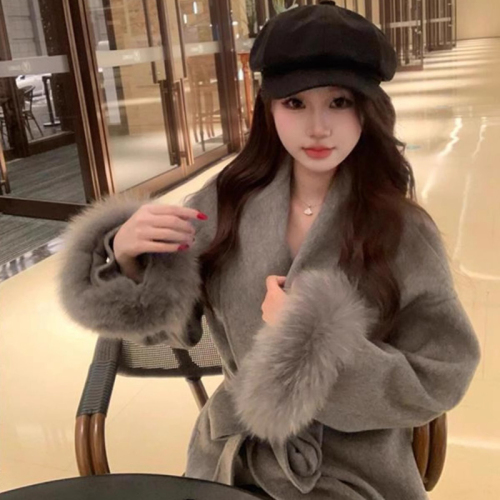 High-end Korean-style, super stylish, fluffy wool coat, short for petite women, waist-cinching woolen jacket, new winter fashion for women