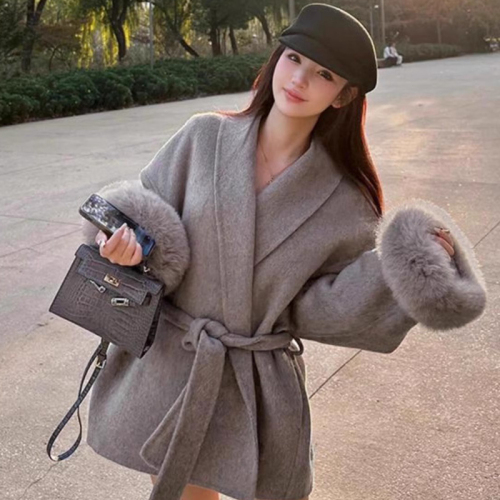 High-end Korean-style, super stylish, fluffy wool coat, short for petite women, waist-cinching woolen jacket, new winter fashion for women