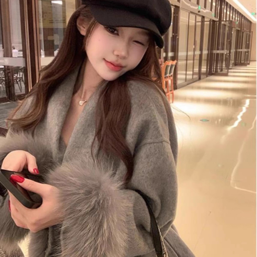 High-end Korean-style, super stylish, fluffy wool coat, short for petite women, waist-cinching woolen jacket, new winter fashion for women