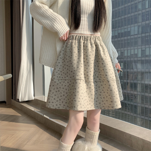 Realistic Plaid Woolen Semi-Skirt for Women, Thick A-Line Short Skirt with Puffy Flower Bud Design
