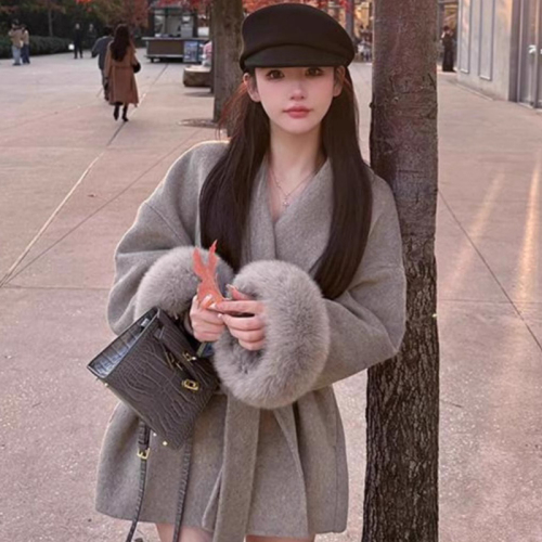 High-end Korean-style, super stylish, fluffy wool coat, short for petite women, waist-cinching woolen jacket, new winter fashion for women