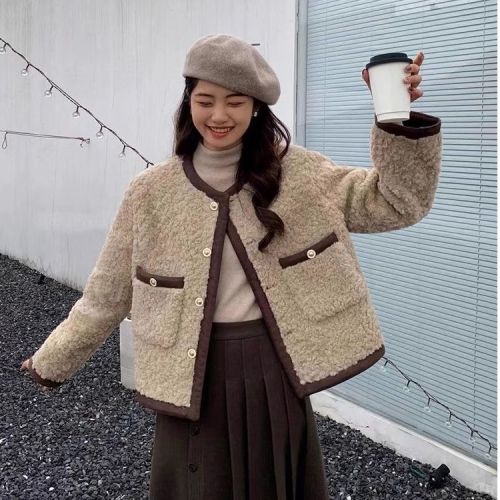 Women's Shearling Short Coat with Xintiandi Style, Design-Savvy Winter Outerwear for Petite Figures