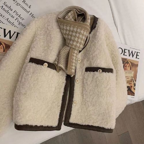 Women's Shearling Short Coat with Xintiandi Style, Design-Savvy Winter Outerwear for Petite Figures