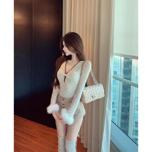 Real-shot, pure-youthful V-neck lace-mesh top for women—autumn/winter season, contrasting colors, slim-fit, versatile, long-sleeved base layer.