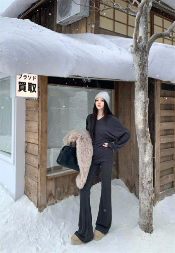 Photographed American minimalist loose and comfortable V-neck top and bottom set