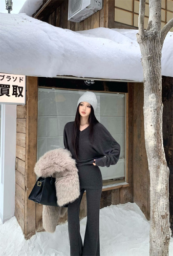 Photographed American minimalist loose and comfortable V-neck top and bottom set