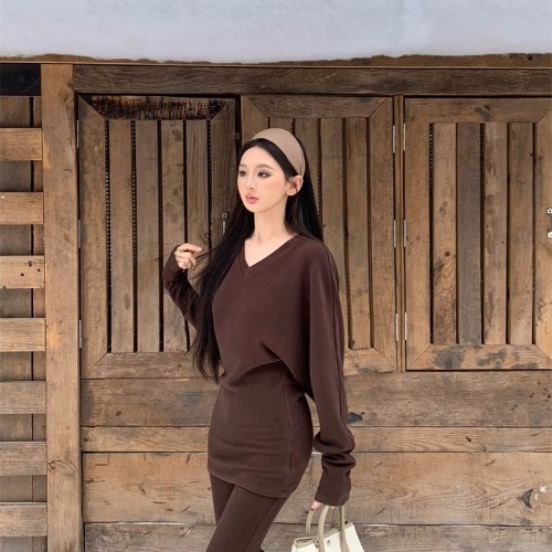 Photographed American minimalist loose and comfortable V-neck top and bottom set