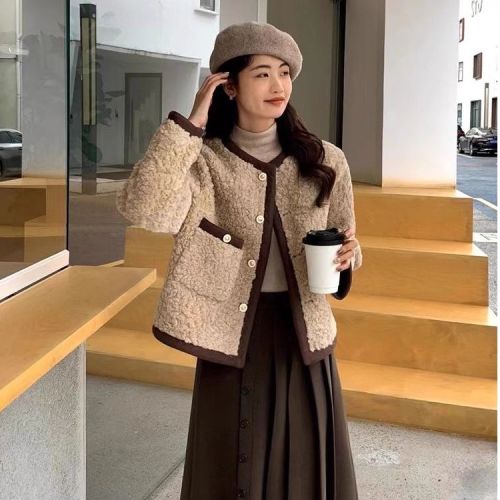 Women's Shearling Short Coat with Xintiandi Style, Design-Savvy Winter Outerwear for Petite Figures
