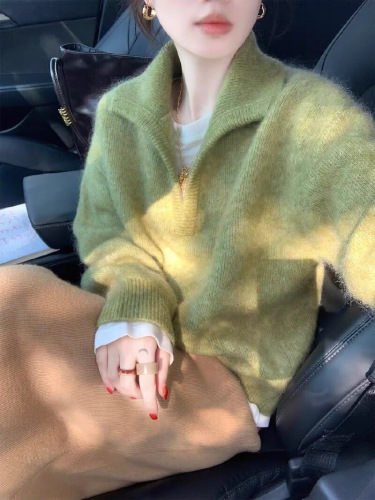 Lazy, high-end, vintage-style turtleneck pullover sweater for women—autumn/winter new design, soft, fluffy, loose-fitting knitted top.