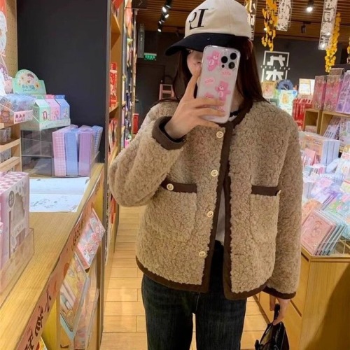 Women's Shearling Short Coat with Xintiandi Style, Design-Savvy Winter Outerwear for Petite Figures