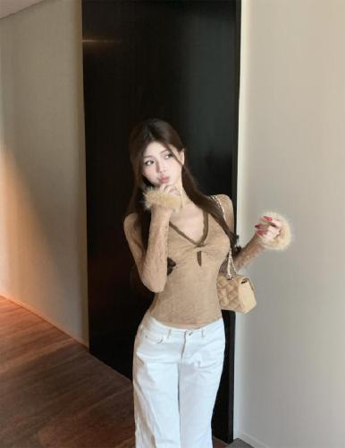 Real-shot, pure-youthful V-neck lace-mesh top for women—autumn/winter season, contrasting colors, slim-fit, versatile, long-sleeved base layer.