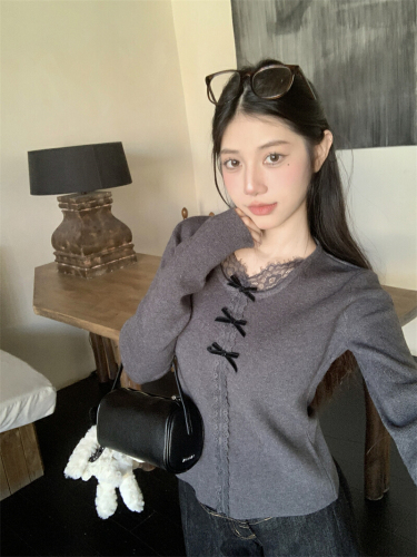 Real-shot, genuine bow-knot lace V-neck knitted sweater for women—stylish, figure-flattering bottoming sweater with lace trim.