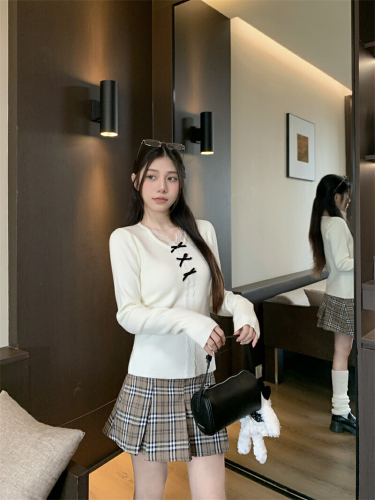 Real-shot, genuine bow-knot lace V-neck knitted sweater for women—stylish, figure-flattering bottoming sweater with lace trim.