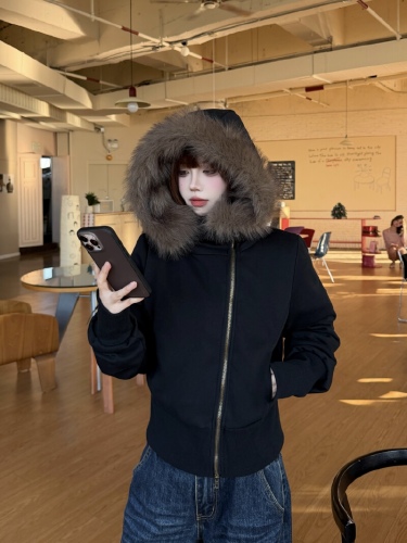 Photographed American-style faux fur hooded thick slimming short winter coat for women, featuring extra thick and warm fuzzy inner lining cotton puffer jacket