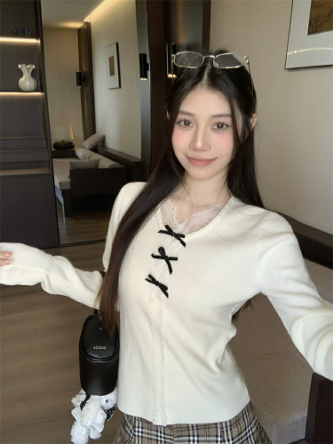 Real-shot, genuine bow-knot lace V-neck knitted sweater for women—stylish, figure-flattering bottoming sweater with lace trim.