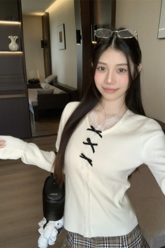 Real-shot, genuine bow-knot lace V-neck knitted sweater for women—stylish, figure-flattering bottoming sweater with lace trim.
