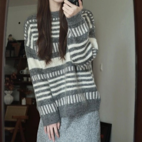 Women's Loose and Slouchy V-Neck Knit Sweater with Plaid Design, Fall Trend New Style, Sheer Chanel-inspired Vibe, Thickened for Warmth