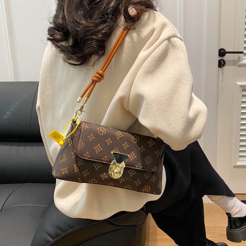 This year's popular underarm baguette bag for women, new niche designer single-shoulder crossbody exquisite small square bag