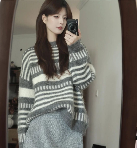 Women's Loose and Slouchy V-Neck Knit Sweater with Plaid Design, Fall Trend New Style, Sheer Chanel-inspired Vibe, Thickened for Warmth