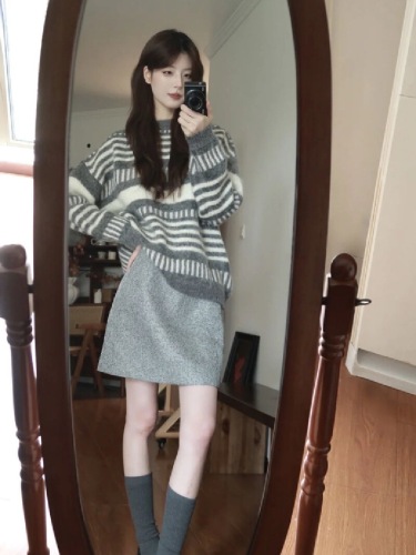 Women's Loose and Slouchy V-Neck Knit Sweater with Plaid Design, Fall Trend New Style, Sheer Chanel-inspired Vibe, Thickened for Warmth