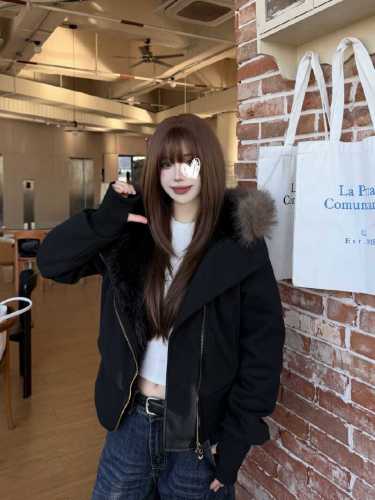 Photographed American-style faux fur hooded thick slimming short winter coat for women, featuring extra thick and warm fuzzy inner lining cotton puffer jacket