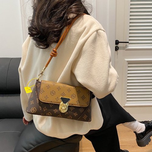 This year's popular underarm baguette bag for women, new niche designer single-shoulder crossbody exquisite small square bag