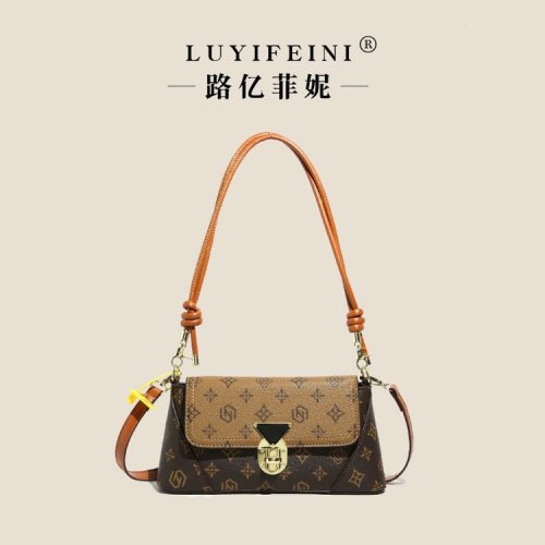 This year's popular underarm baguette bag for women, new niche designer single-shoulder crossbody exquisite small square bag